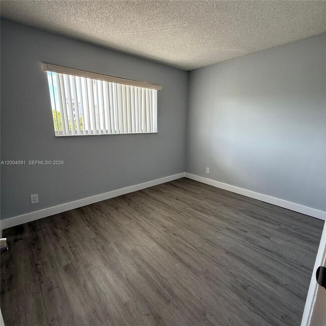 Photo - 8710 N Sherman Cir Unit #305