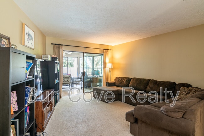 Photo - 915 Woodleaf Way