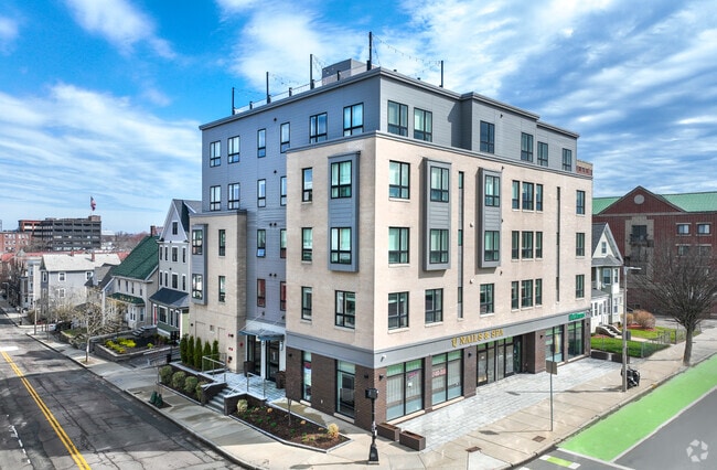 Building Photo - Everett St. Apartments