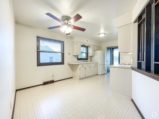 Building Photo - 9522 W Howard Ave Rental
