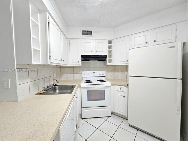 Building Photo - 210 Lake Pointe Dr Unit 209