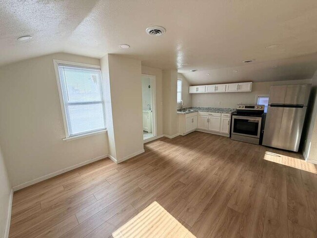 Building Photo - 653A W Bruce St - EKO Homes | Fully Renovated 2 bedroom Unit for Rent