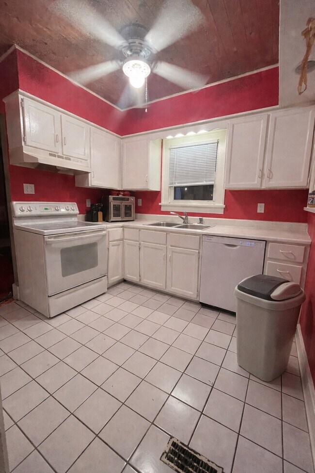 Photo - 1602 W University Ave