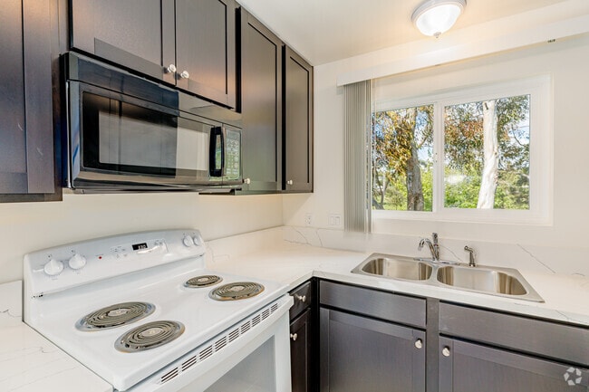 2BR, 2BA - 885SF