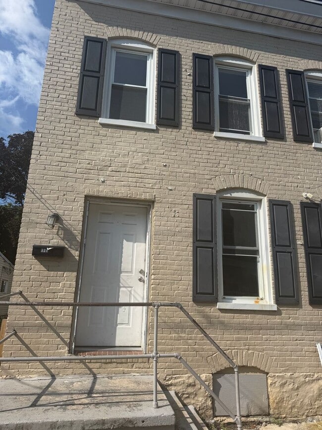 Building Photo - 125-127 Elm Street Unit 127 Elm Street