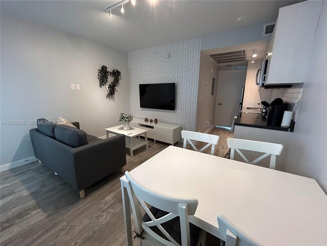 Photo - 1035 Euclid Ave Unidad 27