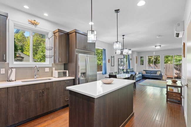 Photo - 6435 NE Pacific St