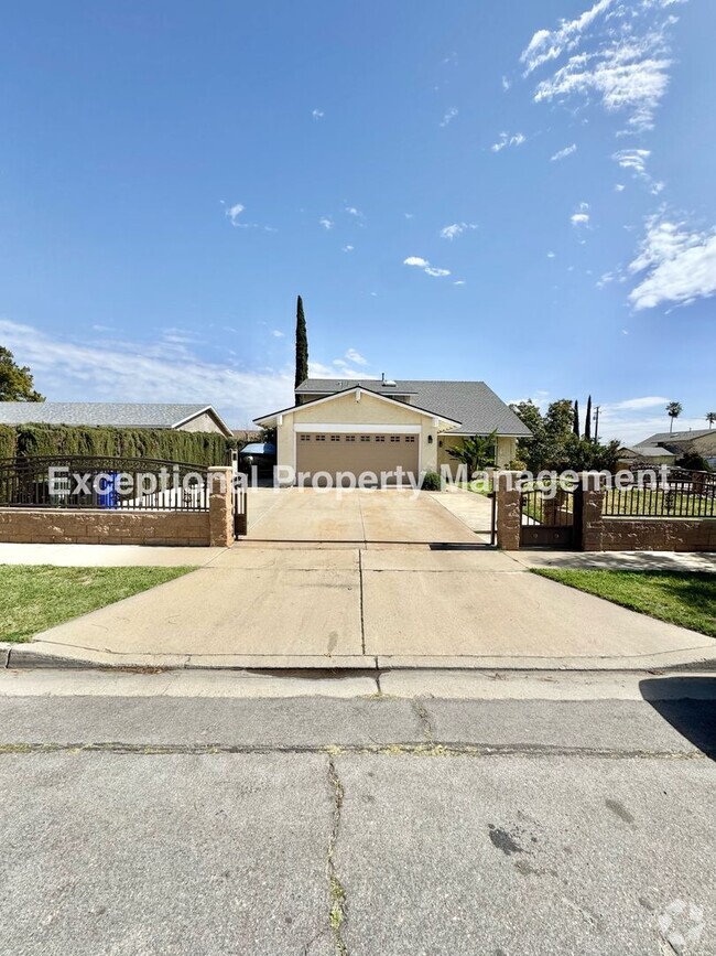 Building Photo - 3 bed 3 bath home in N. Fontana