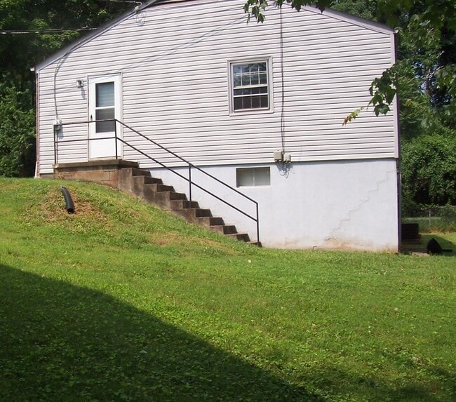 Photo - 108 Stratford Ct