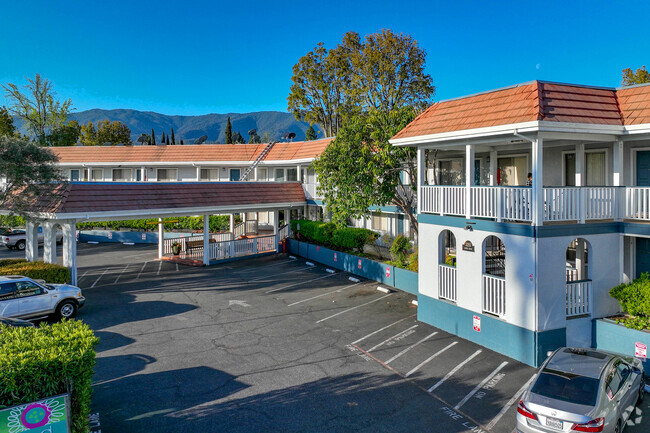 Building Photo - Del Coronado Apartments