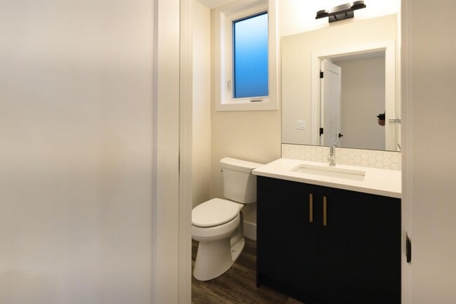 Photo - 2857-2812 12 Ave SW