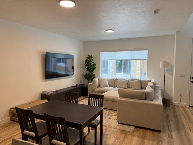 Photo - 737 W 540 S