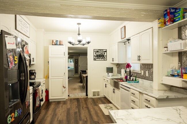 Kitchen - 613 E 3rd Ave