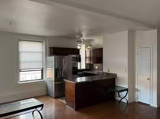 Kitchen with eat-up bar - 140 Chestnut St Unit 319