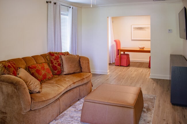 Photo - 911 E Parkway S