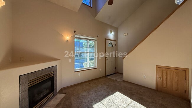 Photo - End-Unit 1 BD | 1.5 BA Townhome with Loft & Garage - Gresham Unidad 18757