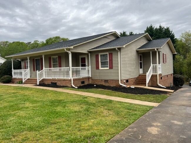 Great location in Greer with easy drive to... - Great location in Greer with easy drive to... House
