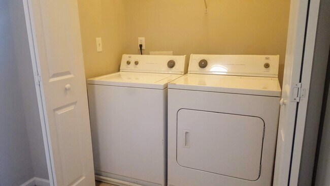 Lavandería convenientemente ubicada en la planta superior, entre las dos habitaciones. ¡Lavadora y secadora incluidas! - 3377 Weston Street