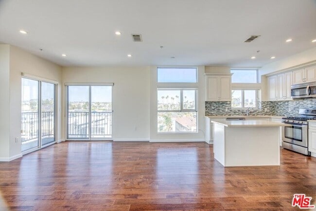 Building Photo - 155 S Oxford Ave Unit 506