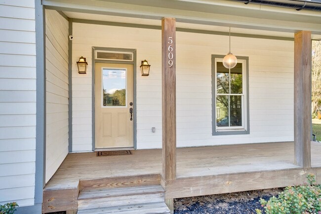 Photo - 6 Bedroom house in St Elmo!