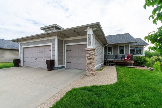 Building Photo - Updated Home with Pond Views in NW Rochester location!