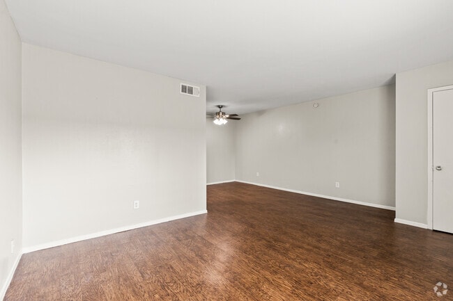 1 habitación, 1 baño, 692 pies cuadrados, sala de estar - University Villas Apartments