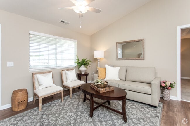 2BR, 2BA - 1,040 SF - Deerwood