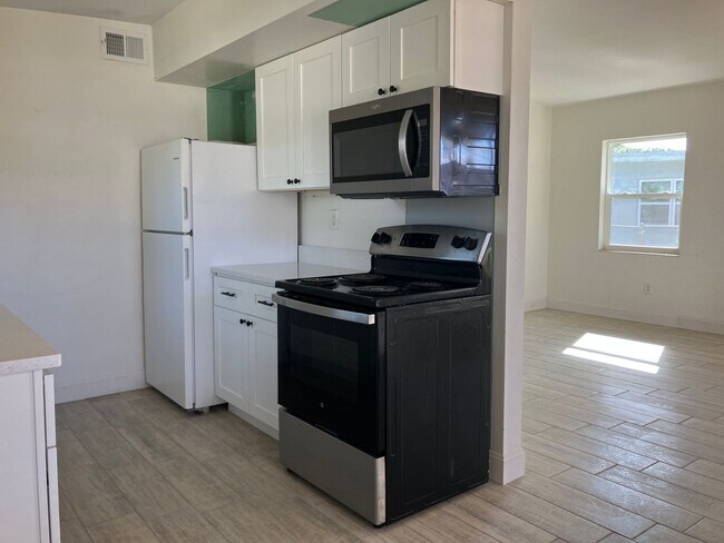 Photo - 2 Bed 1 Bath Home | Pet Friendly | Washer Dryer Hook Ups | Section 8 Welcome
