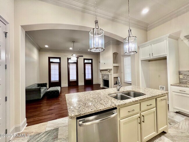 Photo - 411 Dunvegan Ct