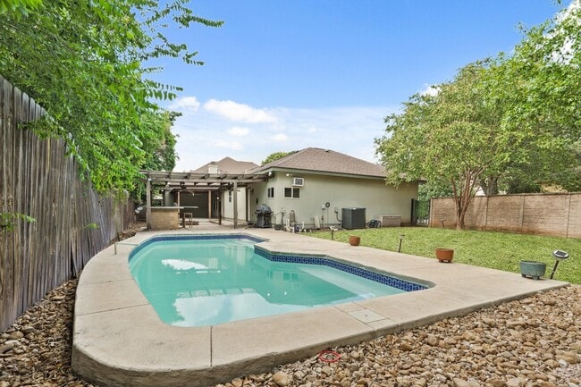 Building Photo - 7114 Bethencourt Rental
