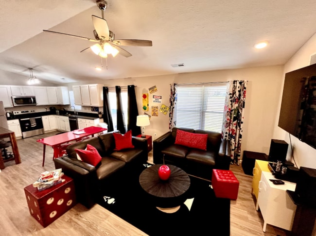 Photo - Vibrant 4 Bedroom Getaway with Hot Tub