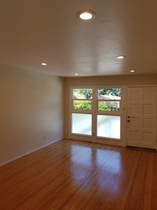 Photo - 2076 Donald Dr