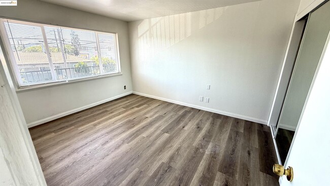 Photo - 10100 Walnut St