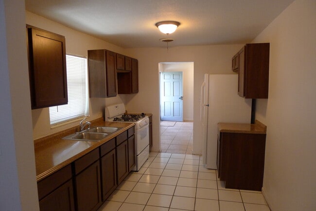 Photo - Rare 4-Bedroom Single-Family in Sky Lake close to Florida Mall