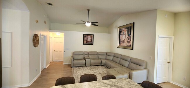 Photo - 530 Wellesly St