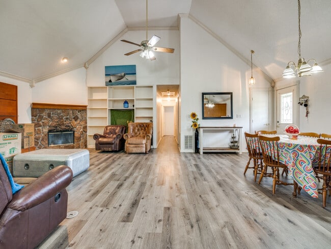 Photo - 810 Laurence Dr