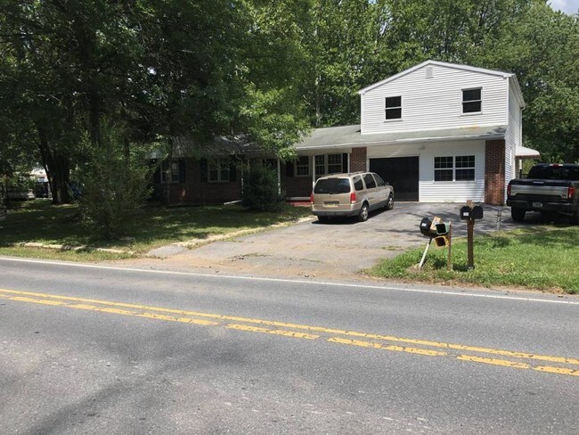 Building Photo - 589B Shelbourne Rd.