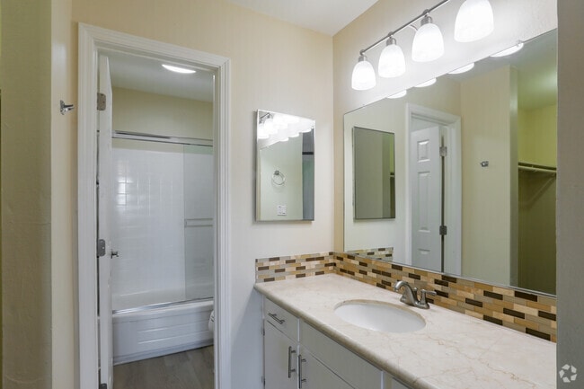1BR, 1bA - 545SF - Bathroom