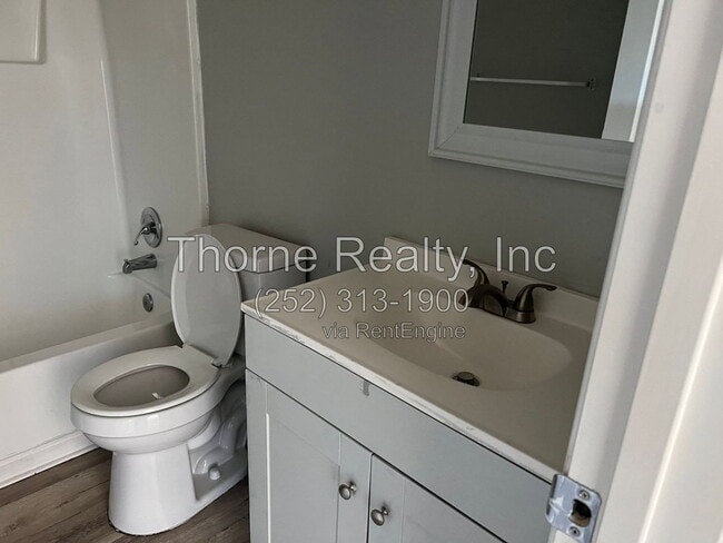 Photo - 1625 Clark St