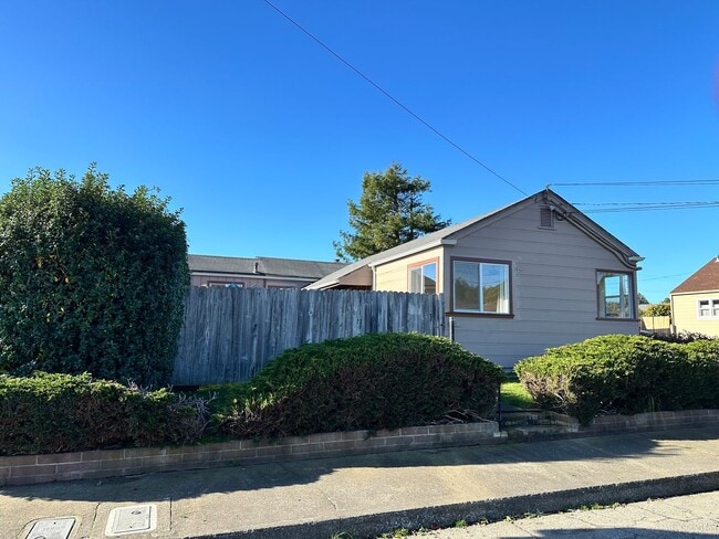 Building Photo - Light-Filled 2Bed, 2 Bath Traditional Home in Sunny Southeast Eureka $1950/mo Unit Apt A