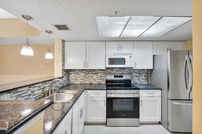 Building Photo - 5011 Wiles Rd Unit 303