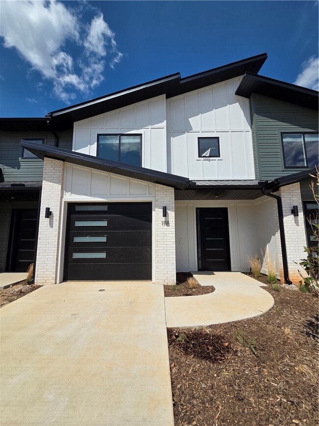 Building Photo - 1118 Emilia Ave