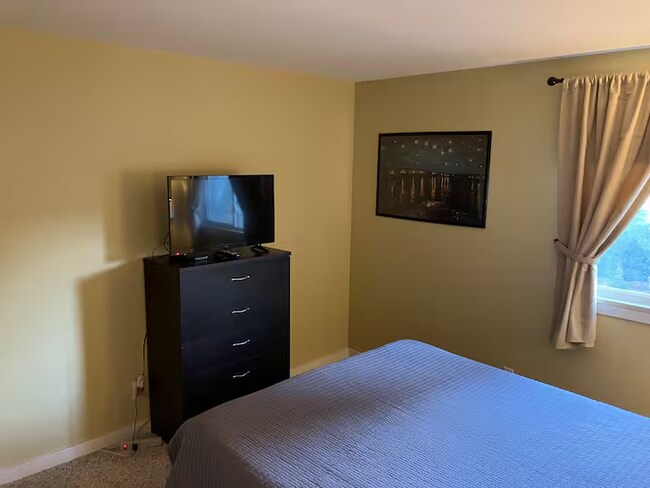 Photo - 6852 S High St