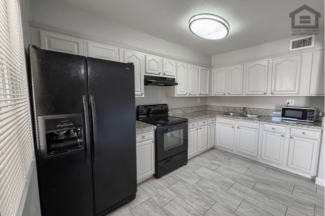 Building Photo - 3Bed/2Bath Townhouse at 47th Ave/Maryland Ave! Ready for Immediate Move-In! – FENCED-IN YARD!