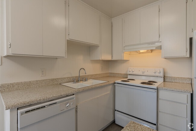 1BR, 1BA - 620SF - Kitchen - Eastgate Terrace Apartments