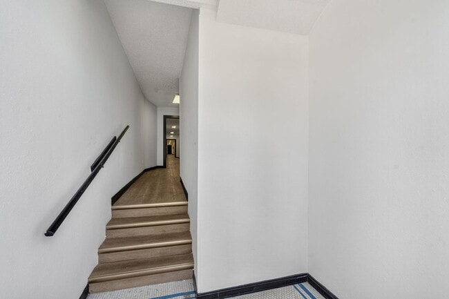 Photo - 527 E Walnut St Unit 203