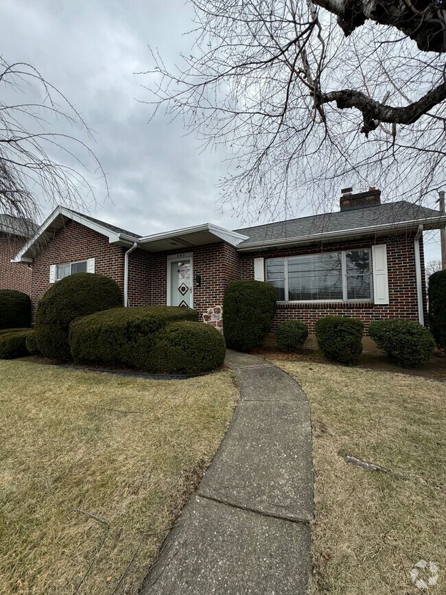 Building Photo - THREE BEDROOM RANCH in Northampton Schools Rental