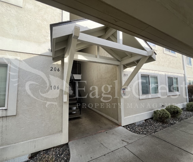 Availability at the Vineyards! 2 Bedroom 2 Bath ~ 2nd Floor Apartment **$200.00 Off 2nd Months Re...
