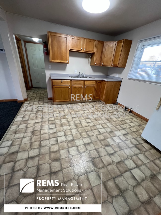 Photo - 151 W Adams St