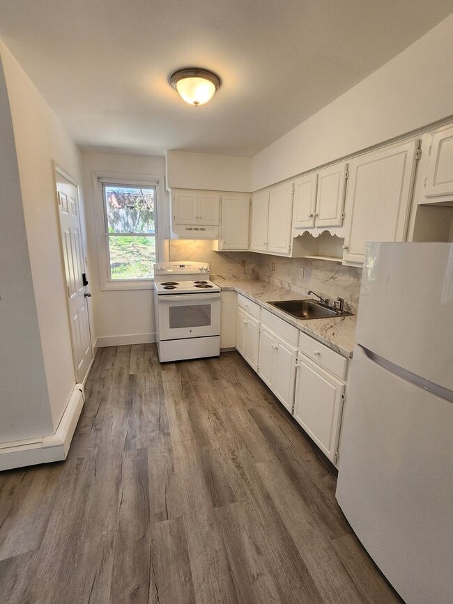 Building Photo - Row Home For Rent with Fenced in BackYard